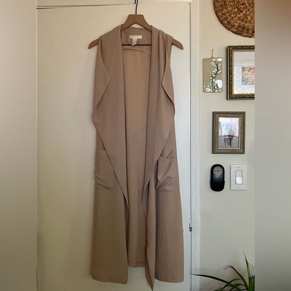 Nude sleeveless flowy duster
